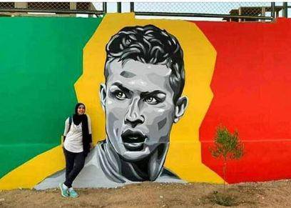 مها ترسم جرافيتي في ملاعب أسوان لنجوم كرة القدم