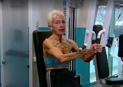 سيدة تمارس رياضة كمال الأجسام على الرغم من بلوغها 75 عامًا
