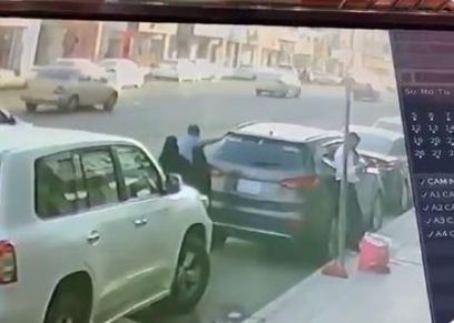 لحظة دهس سائق سيارة لسيدة في السعودية