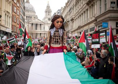 مشاركة الدمية أمل في مظاهرات لندن