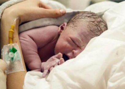 امرأة ترزق بمولودها الأول رغم انقطاع الطمث