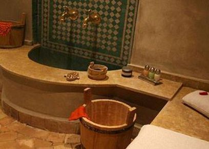 كاميرات سرية تصوّر النساء عاريات داخل حمام شعبي بالمغرب