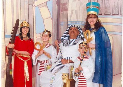 دانة وعائلتها بالزى الفرعونى