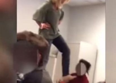 بالفيديو| معلمة تتعدى على طالب بالضرب بصفعه على وجهه