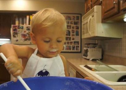طفل يجهز كعكة عيد ميلاده بنفسه