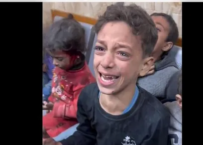 طفل فلسطيني يبكي من الخوف