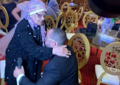 عريس يترك عروسته لتقبيل قدم أمه في الزفاف