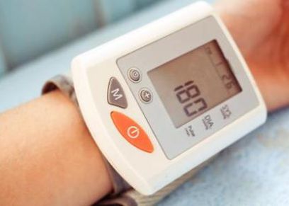 طبيب يقدم نصائح تساعد على خفض ضغط الدم المرتفع