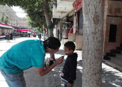 «أحمد» يرسم علم مصر على وجوه الأطفال: «كله بيسترزق»