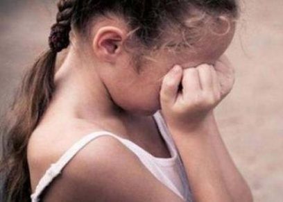 طفل 11 عام يغتصب طفلة صغيرة في أحد الحقول