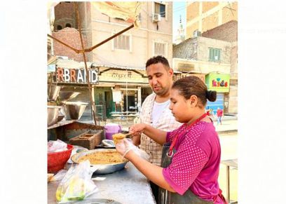 طالبة بالاعدادية وبائعة على عربية فول