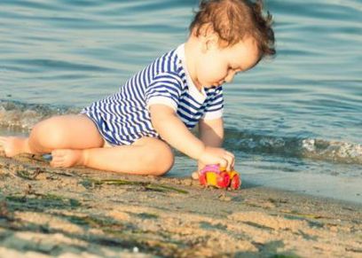 10 نصائح للحفاظ على بشرة الطفل من حروق الشمس