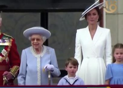 الملكة إليزابيث مع ابنها وحفيدها