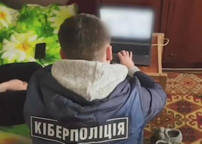 أوكرانية تغتصب طفلها وتصور فعلتها لبيع المقاطع عبر الإنترنت
