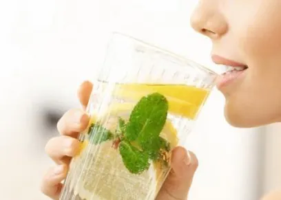 مشروبات صحية ومنعشة لترطيب الجسم في فصل الصيف