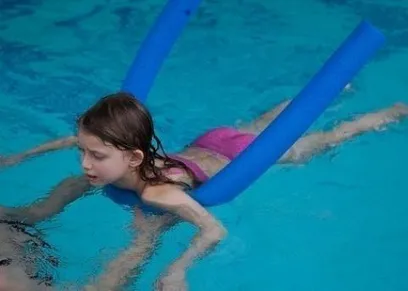طفلة في حمام سباحة