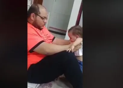  تعذيب طفلة على يد والدها
