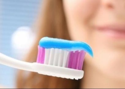 بالصور| فتاة  بريطانية تبتلع فرشاة اسنان وتظل داخل معدتها 10 أشهر