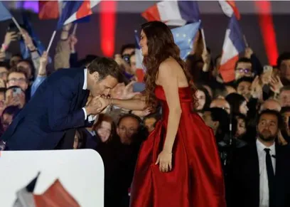 قبلة الرئيس الفرنسي على يد فرح الديباني