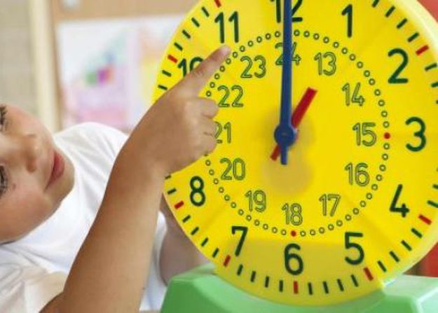 كيف تعلمي طفلك تقدير وإدارة الوقت - تعبيرية