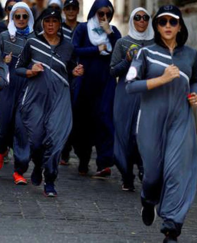 سعوديات بالعباءات الرياضية يمارسن الركض في شوارع جدة