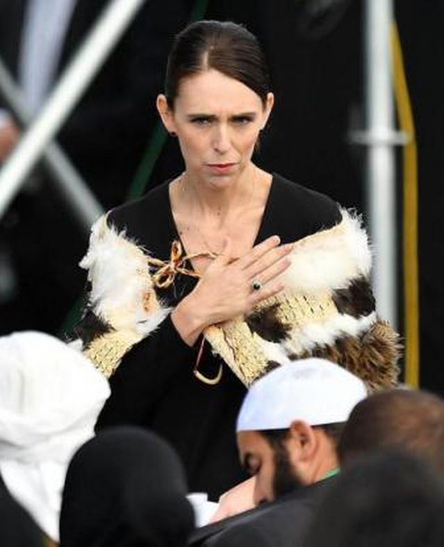 قبل صلاة الجمعة.. نيوزيلنديات يتزينَّ بـ"أحجبة ملونة" خلال تكريم ضحايا "هجوم المسجدين"