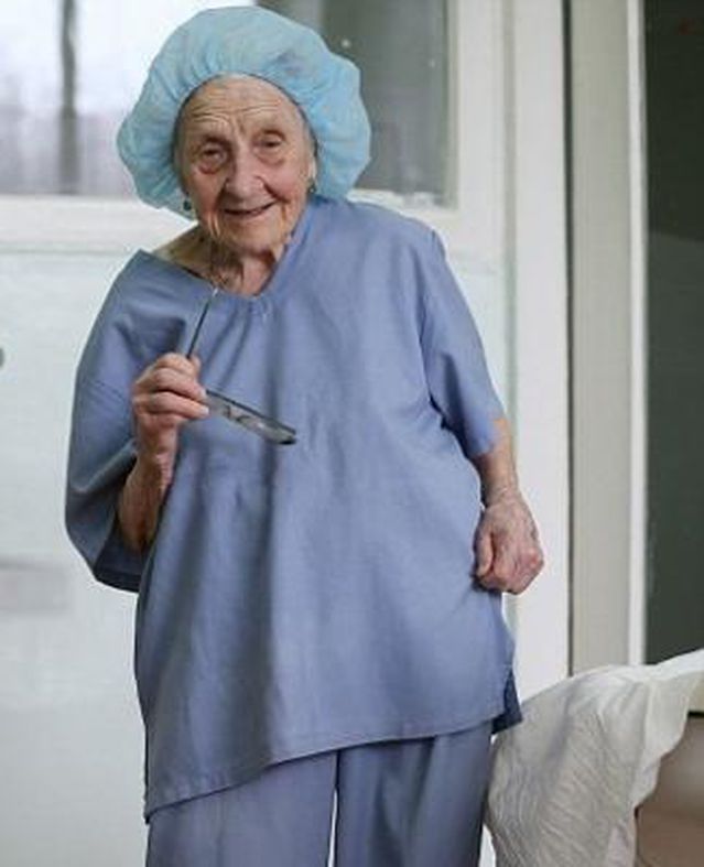 أكبر جراحة في العالم عمرها 90 عاما وأجرت 10 آلاف عملية