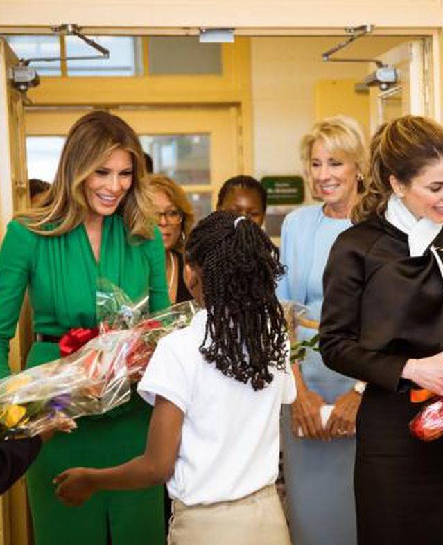 الملكة رانيا اثناء زيارتها لمدارس الأطفال