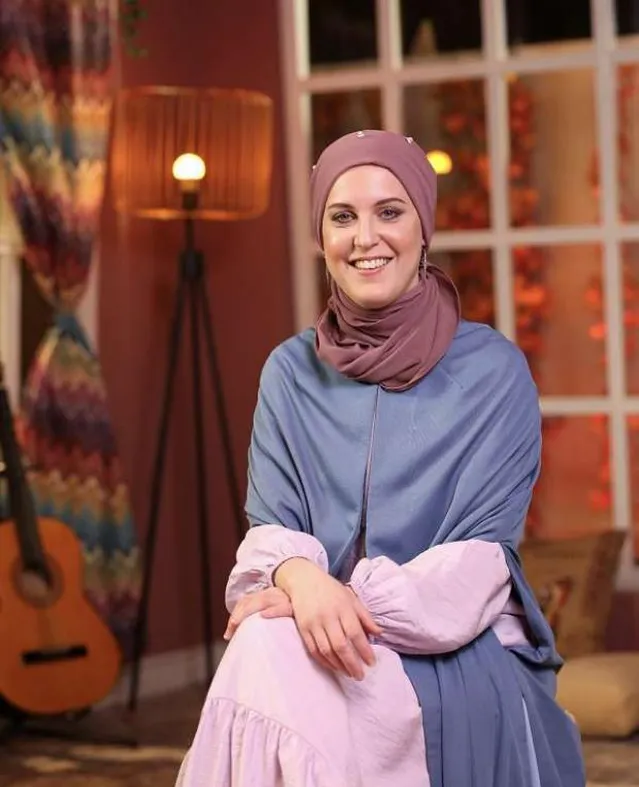 المغنية سلوى لورين تخطف الأنظار على المسرح بعد إنشاد «طلع البدر علينا» واعتناق الإسلام