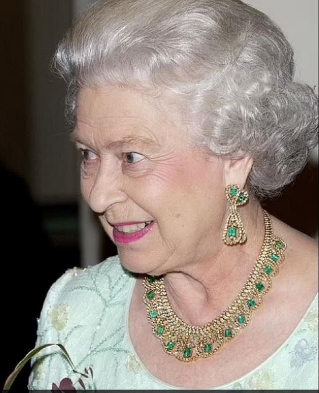 أبرز مجوهرات الملكة إليزابيث دهب ولؤلؤ وألماس.. وسر خاتم لم تخلعه أبدا