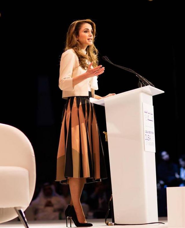 20 إطلالة مميزة للملكة رانيا