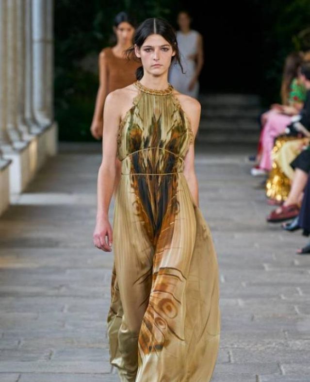 مجموعة ألبيرتا فيريتي في أسبوع ميلانو للموضة: أزياء كلاسيكية وألوان متعددة
