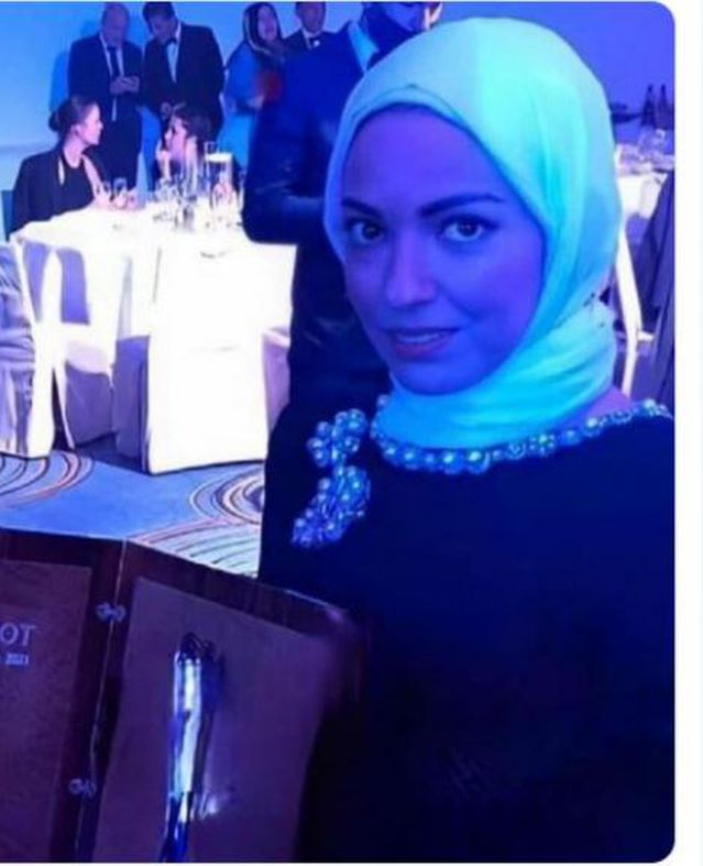 ماجي صادق زوجة محمد صلاح في حفل توزيع جائزة الكرة الذهبية