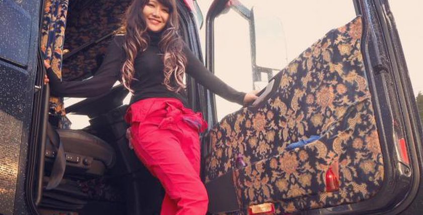بالصور|فتاة يابانية  تترك وظيفتها كمدرسة للرقص التقليدى لتصبح سائقة سشاحنة