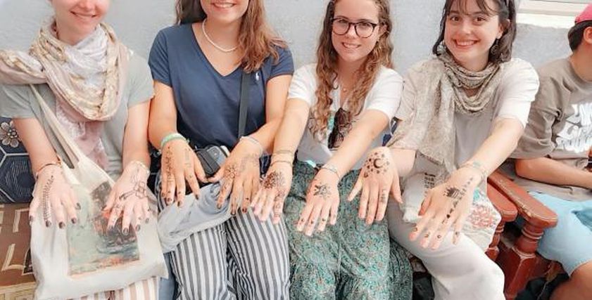 فتيات ألمانية يرسمن الحنة على أيديهن