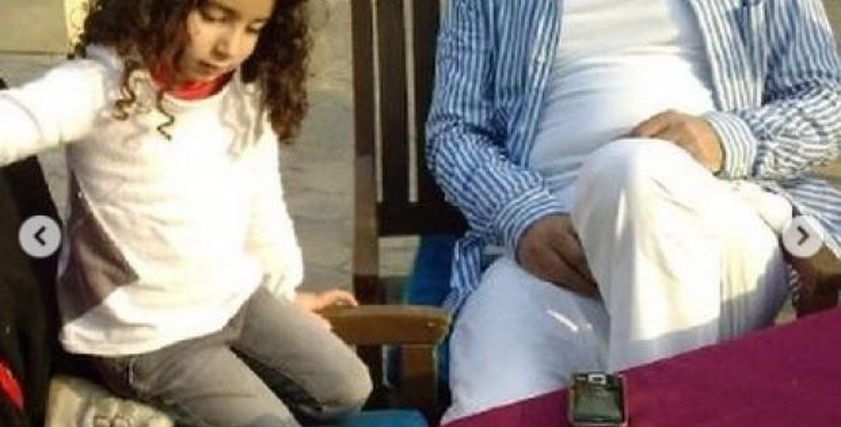 فاروق الفيشاوي مع حفيدته