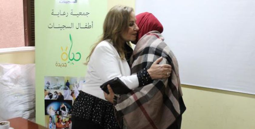 رئيس جمعية رعاية أطفال السجينات مع إحدى الغارمات