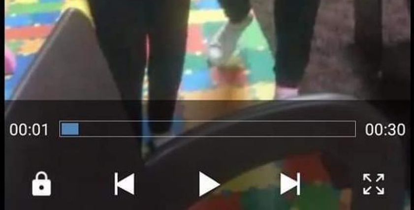 صورة من الفيديو اثناء مقاومة الطفلة