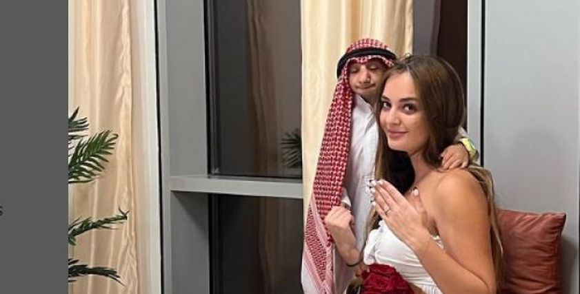 اليوتيوبر السعودي عزيز الأحمد وصديقته- تعبيرية