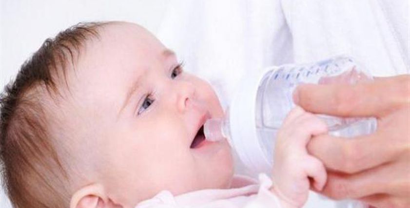 الوقت المناسب لشرب الرضيع الماء