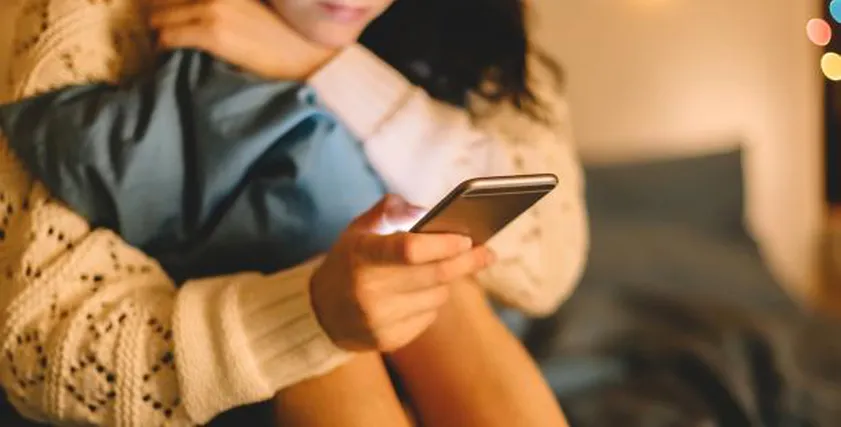 دراسة توضح خطورة الهواتف الذكية على السيدات