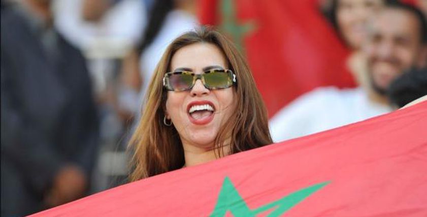 بالأعلام وأحمر الشفاه.. تألق المغربيات باستاد السلام  لمؤازرة أسود الأطلس