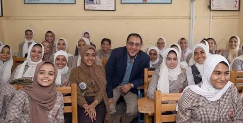 رئيس الوزراء مع طالبات مدرسة الشهيد خالد سرور