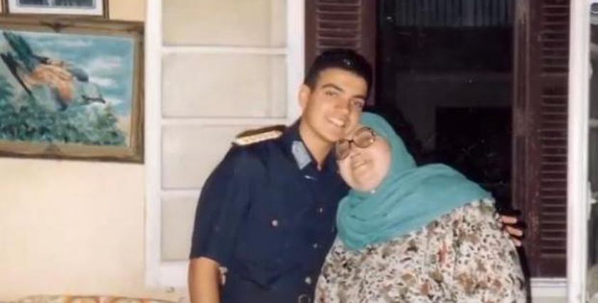 الشهيد احمد منسي مع والدته