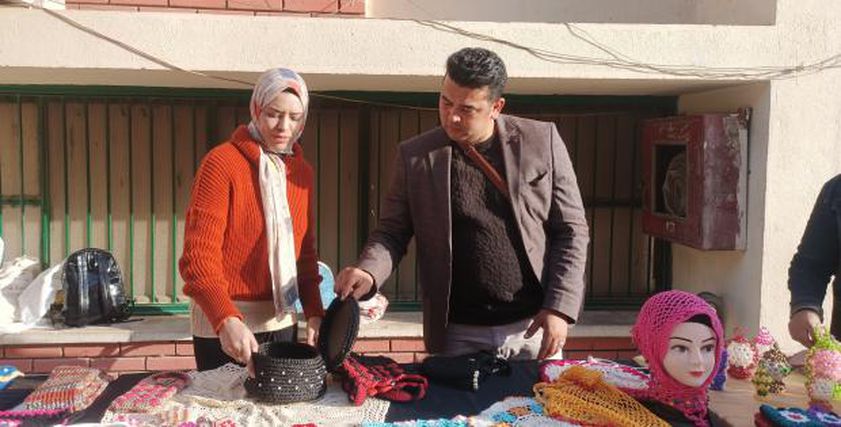 هبة محمد أثناء بيعها للمشغولات اليدوية