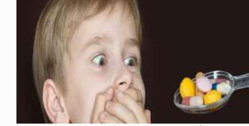 صورة تعبيرية لطفل خائف من تناول الدواء