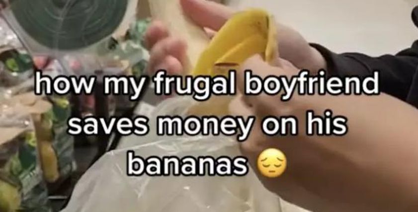 شاب يقشر الموز قبل شرائه لتخفيض سعره
