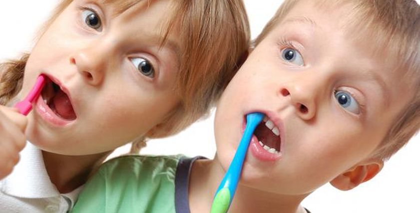 طبيب أسنان 90% من الاطفال حول العالم يعانون من تسوس الاسنان