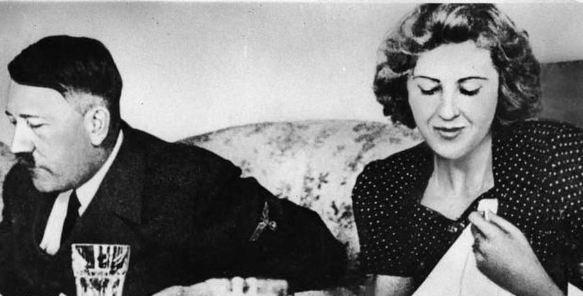 صورة تجمع هتلر مع عشيقته