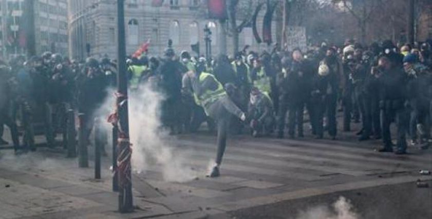 عن الاعتداء العنيف على المرأة بالمظاهرات الفرنسية..